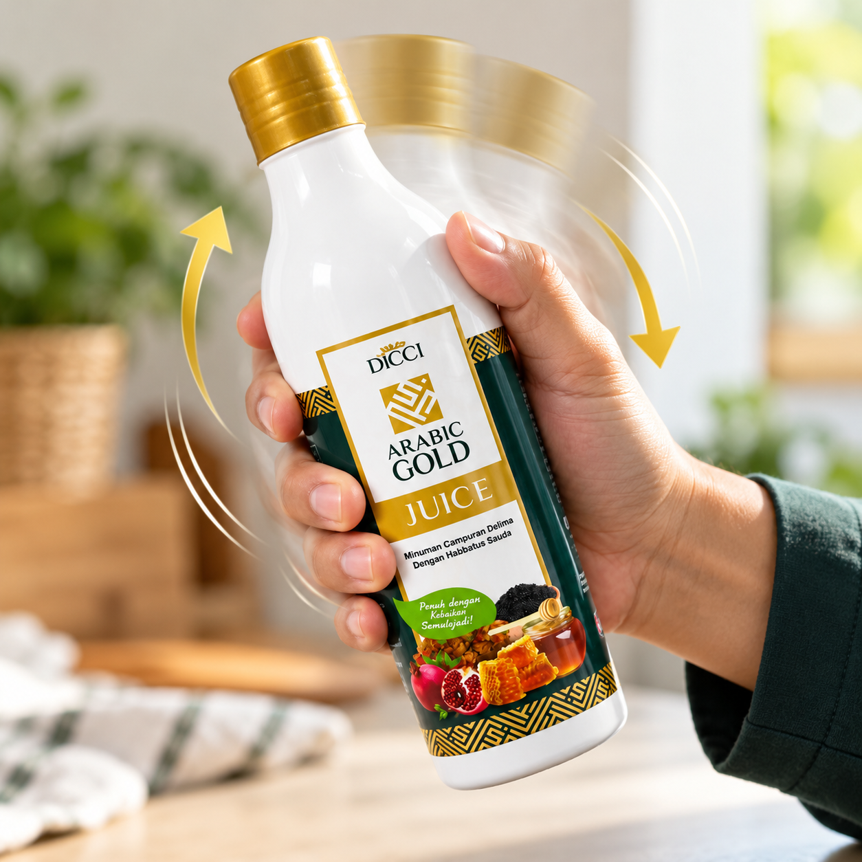 Menggoncang botol Jus Arabic Gold