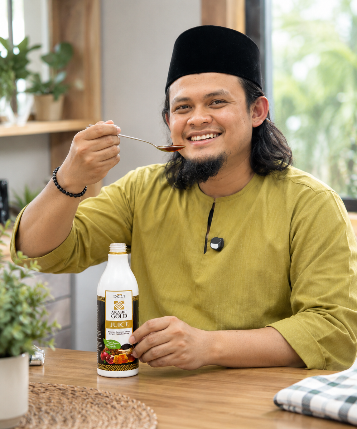 Lelaki tersenyum merasa Jus Arabic Gold