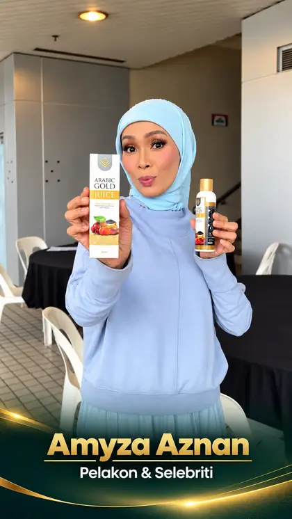Amyza Aznan memegang botol Arabic Gold
