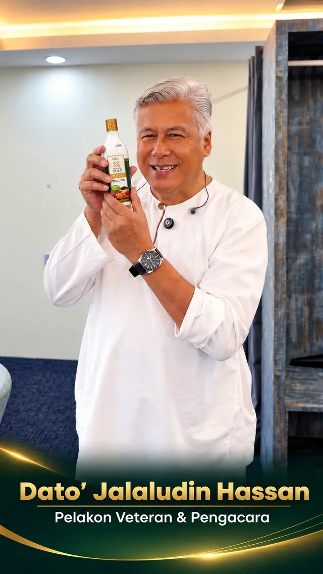 Dato' Jalaludin Hassan memegang botol Jus Arabic Gold