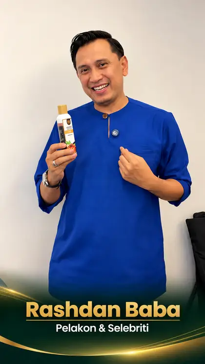 Rashdan Baba memegang botol Arabic Gold